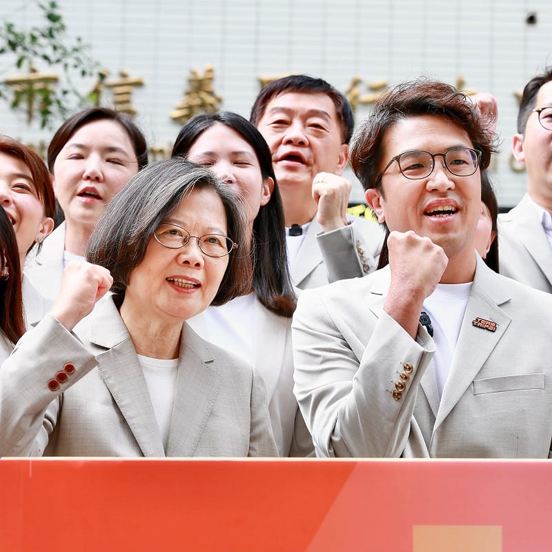 「全民皆主委」玩真的!沈伯洋競總掃QR code拿聘書 蔡英文曬聘書力挺喊話
