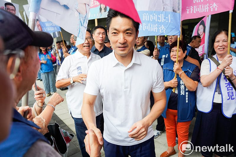 台北市長蔣萬安陪同國民黨籍台北市議員參選人到北市選委會登記參選。&nbsp;&nbsp;&nbsp;圖：張良一/攝