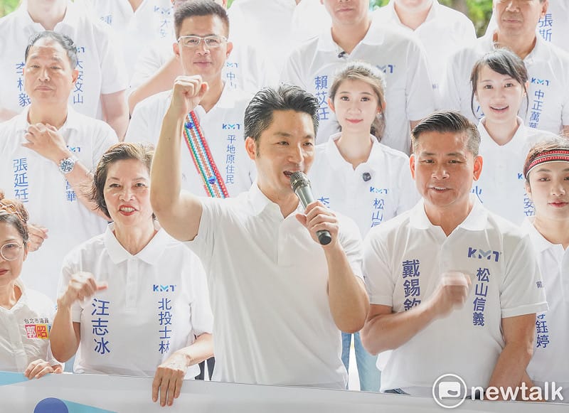台北市長蔣萬安陪同國民黨籍台北市議員參選人到北市選委會登記參選。&nbsp;&nbsp;&nbsp;圖：張良一/攝
