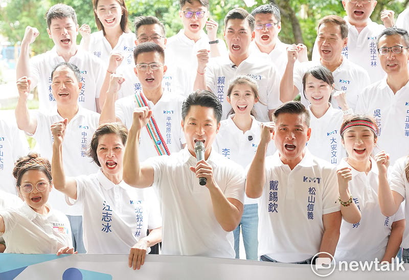 台北市長蔣萬安陪同國民黨籍台北市議員參選人到北市選委會登記參選。&nbsp;&nbsp;&nbsp;圖：張良一/攝