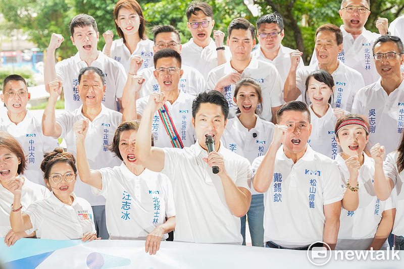 台北市長蔣萬安陪同國民黨籍台北市議員參選人到北市選委會登記參選。&nbsp;&nbsp;&nbsp;圖：張良一/攝