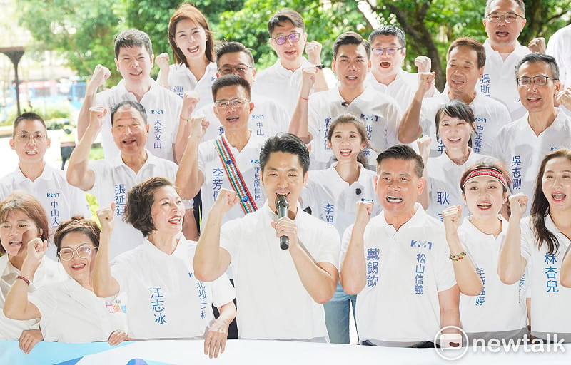 台北市長蔣萬安陪同國民黨籍台北市議員參選人到北市選委會登記參選。&nbsp;&nbsp;&nbsp;圖：張良一/攝