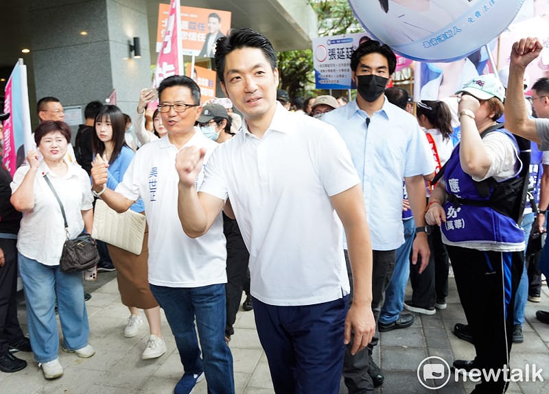 台北市長蔣萬安陪同國民黨籍台北市議員參選人到北市選委會登記參選。&nbsp;&nbsp;&nbsp;圖：張良一/攝