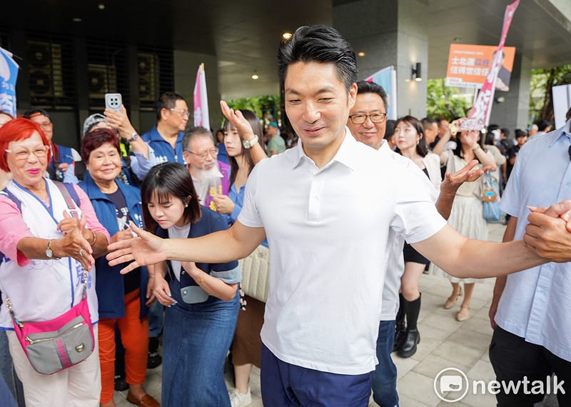 台北市長蔣萬安陪同國民黨籍台北市議員參選人到北市選委會登記參選。&nbsp;&nbsp;&nbsp;圖：張良一/攝