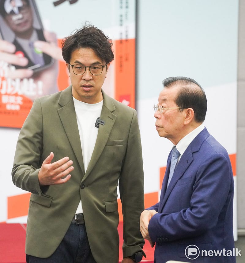  民進黨台北市長參選人沈伯洋在「《高雄，緊緊緊：2314天極限轉型》新書發表會」上和前行政院長謝長廷交談。 圖：張良一/攝