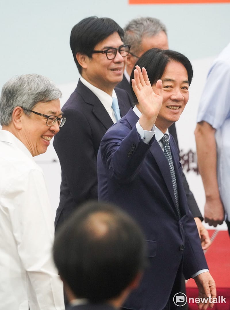  總統賴清德在高雄市長陳其邁、中研院院長陳建仁等人的陪同下出席「《高雄，緊緊緊：2314天極限轉型》新書發表會」，並向與會人士揮手致意。 圖：張良一/攝 