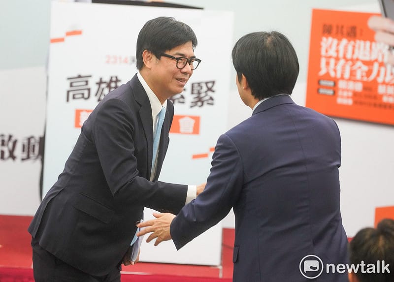 高雄市長陳其邁在「《高雄,緊緊緊:2314天極限轉型》新書發表會」致詞後,向總統賴清德握手致意。 圖:張良一/攝 高雄市長陳其邁在「《高雄,緊緊緊:2314天極限轉型》新書發表會」致詞後,向總統賴清德握手致意。 圖:張良一/攝