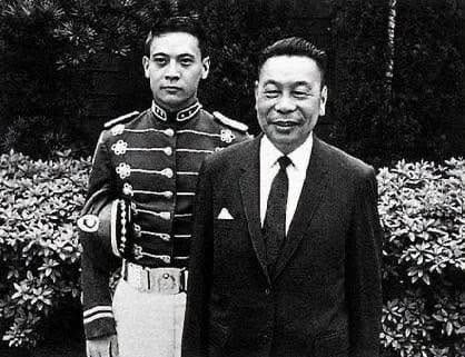 蔣經國(右)及蔣孝勇(左)。 圖:翻攝自臉書帳號 @矢板明夫俱樂部 蔣經國(右)及蔣孝勇(左)。 圖:翻攝自臉書帳號 @矢板明夫俱樂部