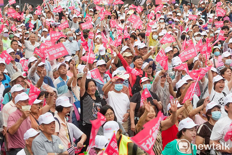 民進黨新北市長參選人蘇巧慧今在板橋舉辦競選總部成立大會，總統賴清德、前總統蔡英文現身為蘇巧慧站台拉抬聲勢，場面熱烈。&nbsp;&nbsp;&nbsp;圖：張良一/攝