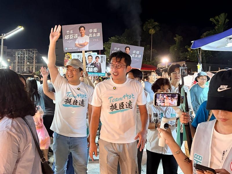  民眾黨主席黃國昌從中和騎自行車 90 公里前往竹北力挺邱臣遠。 圖：翻攝自臉書帳號 @邱臣遠 