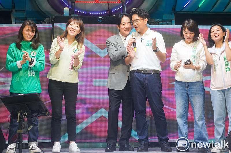 總統賴清德出席計程車工會普渡晚會時，和民進黨台北市長參選人一起高歌《港都夜雨》和《相思雨》兩首歌。賴總統說他平常不在公共場合唱歌，為了沈伯洋的選舉，他撩下去了！&nbsp;&nbsp;&nbsp;圖：張良一/攝