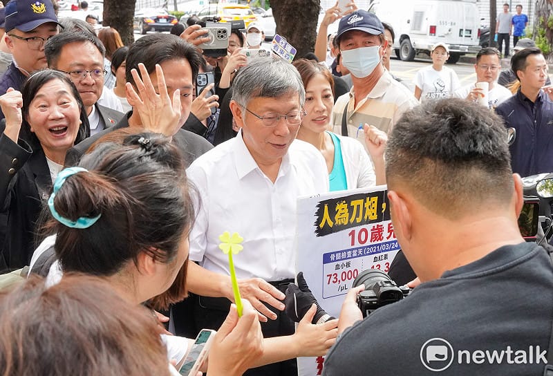 台灣高等法院今審理京華城及柯文哲政治獻金等案，前台北市長柯文哲等人出庭應訊，民眾黨支持者夾道向柯打氣。&nbsp;&nbsp;&nbsp;圖：張良一/攝