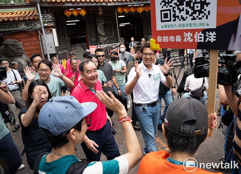 民進黨台北市長參選人沈伯洋到大稻埕慈聖宮參拜,並向廟前的攤商、吃飯的市民握手致意。 圖:張良一/攝 民進黨台北市長參選人沈伯洋到大稻埕慈聖宮參拜,並向廟前的攤商、吃飯的市民握手致意。 圖:張良一/攝