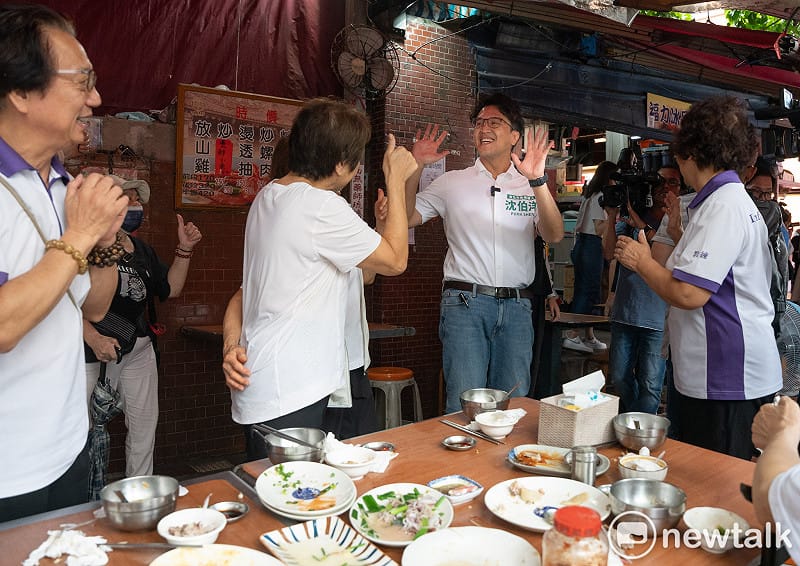 民進黨台北市長參選人沈伯洋到大稻埕慈聖宮參拜,並向廟前的攤商、吃飯的市民握手致意。 圖:張良一/攝 民進黨台北市長參選人沈伯洋到大稻埕慈聖宮參拜,並向廟前的攤商、吃飯的市民握手致意。 圖:張良一/攝