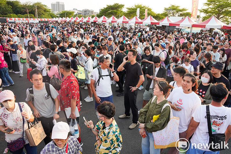 台南鍘美藝術節今(20)日首度開辦桌，250桌預購時瞬間秒殺，圖為吃桌的民眾在現場排隊等待入席。&nbsp;&nbsp;&nbsp;圖：張良一/攝