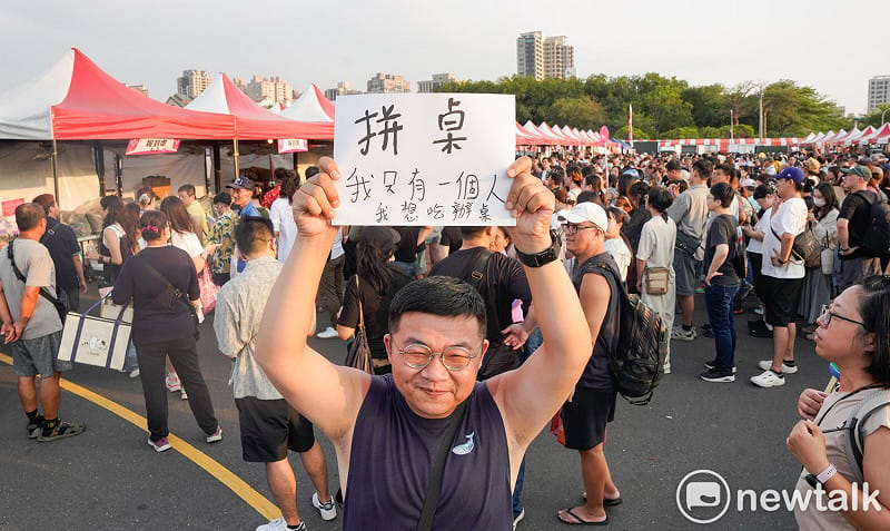 台南鍘美藝術節今(20)日首度開辦桌，250桌預購時瞬間秒殺，買不到餐卷的王先生在現場舉牌，尋求能有併桌機會。&nbsp;&nbsp;&nbsp;圖：張良一/攝