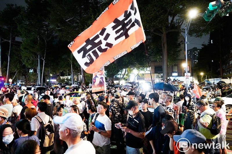 影》直擊！大雨澆不熄洋流熱情 沈伯洋師大夜市掃街又擠爆