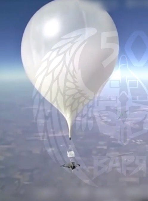  烏克蘭在不對稱打擊作戰上再出新招，配備星鏈衛星終端機且攜帶第一人稱視角（ FPV ）自殺無人機的烏克蘭高空氣球載具。 圖：翻攝自@Osinttechnical 