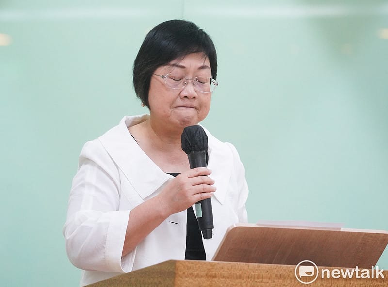 僑委會委員長徐佳青針對個人爭議,宣布自請行政及司法調查,並語帶哽咽宣布請辭委員長一職。 圖:張良一/攝 僑委會委員長徐佳青針對個人爭議,宣布自請行政及司法調查,並語帶哽咽宣布請辭委員長一職。 圖:張良一/攝