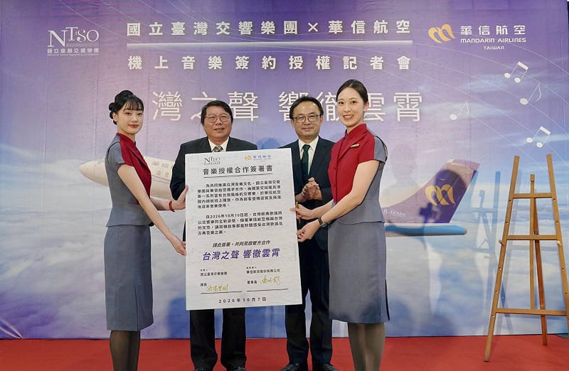 華信航空董事長陳大鈞（左）與國臺交團長歐陽慧剛代表雙方正式簽署授權合作，宣布10月10日起，由國臺交授權一系列富有台灣風格的交響音樂，於華信航空客艙內播放，作為登機迎賓與降落後送客音樂使用。&nbsp;&nbsp;&nbsp;圖：華信航空／提供
