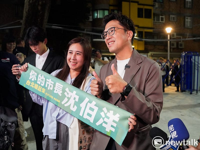 民進黨台北市長參選人沈伯洋出席「台北．無限之城」論壇前與支持者合影。&nbsp;&nbsp;&nbsp;圖：張良一/攝