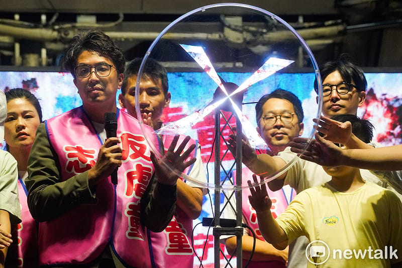 民進黨台北市長參選人沈伯洋與多位民進黨議員出席在凱道舉行的「反虐童護孩子凱道行動」，並共同啟動反兒虐儀式。&nbsp;&nbsp;&nbsp;圖：張良一/攝