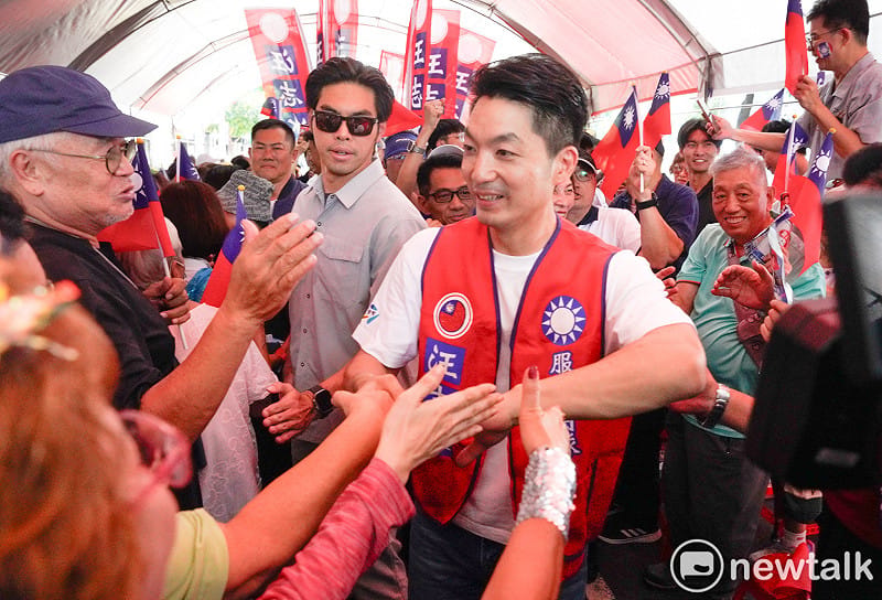 台北市長蔣萬安為國民黨市議員候選人王志冰站台時，受到支持者熱烈的歡迎。&nbsp;&nbsp;&nbsp;圖：張良一/攝