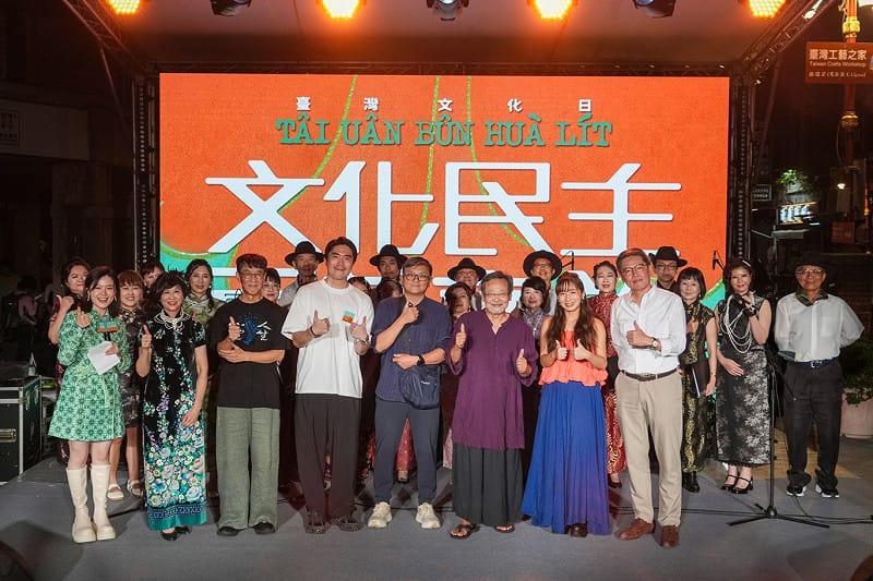 演出卡司大合照(第一排由左至右,主持人楊小黎、吳文慧、林生祥、同根生楊智博、音樂總監黃培育、陳明章、鄭宜雰、周奕成,後方為扶輪愛樂合唱團成員)。 圖:文化部提供 演出卡司大合照(第一排由左至右,主持人楊小黎、吳文慧、林生祥、同根生楊智博、音樂總監黃培育、陳明章、鄭宜雰、周奕成,後方為扶輪愛樂合唱團成員)。 圖:文化部提供