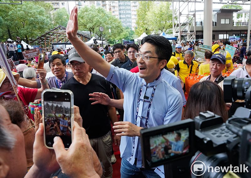 台北市長蔣萬安出席2026臺北客家義民嘉年華主祭大典後，向民眾揮手致意。&nbsp;&nbsp;&nbsp;圖：張良一/攝