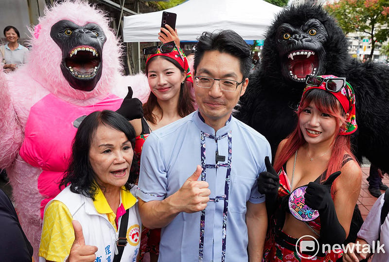 台北市長蔣萬安出席2026臺北客家義民嘉年華主祭大典後,和民眾合影。 圖:張良一/攝 台北市長蔣萬安出席2026臺北客家義民嘉年華主祭大典後,和民眾合影。 圖:張良一/攝
