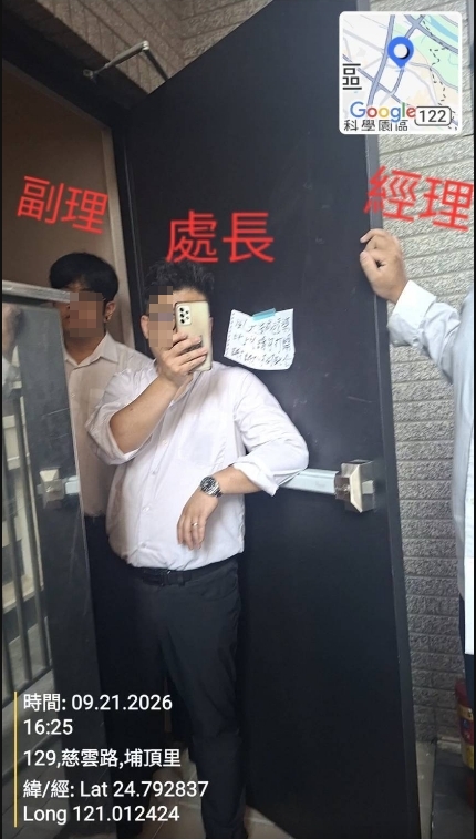  115年9月21日,機電職人住戶在D棟違規冷氣室外機前公開攝影和3位物業和2位委員公開陳情,並要求管委會不能忽視公共安全,要馬上向市府單位和台電申請災後重建後的完工報竣。 圖：住戶提供 