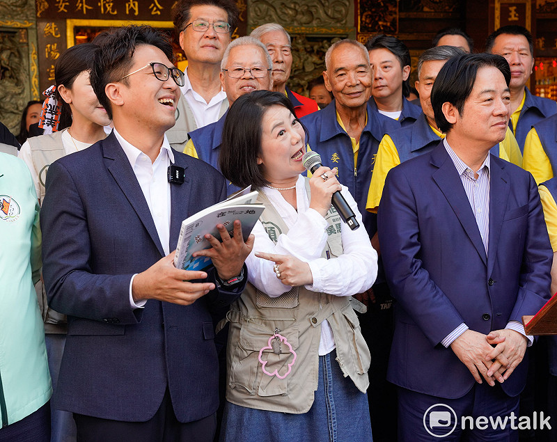 民進黨台北市長候選人沈伯洋陪同總統賴清德總到「天母三玉宮」參香祈福時，受到民眾熱烈的歡迎。&nbsp;&nbsp;&nbsp;圖：張良一/攝