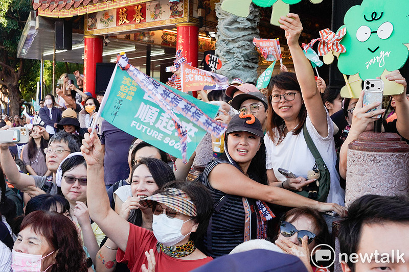 民進黨台北市長候選人沈伯洋陪同總統賴清德總到「天母三玉宮」參香祈福時，受到民眾熱烈的歡迎。&nbsp;&nbsp;&nbsp;圖：張良一/攝