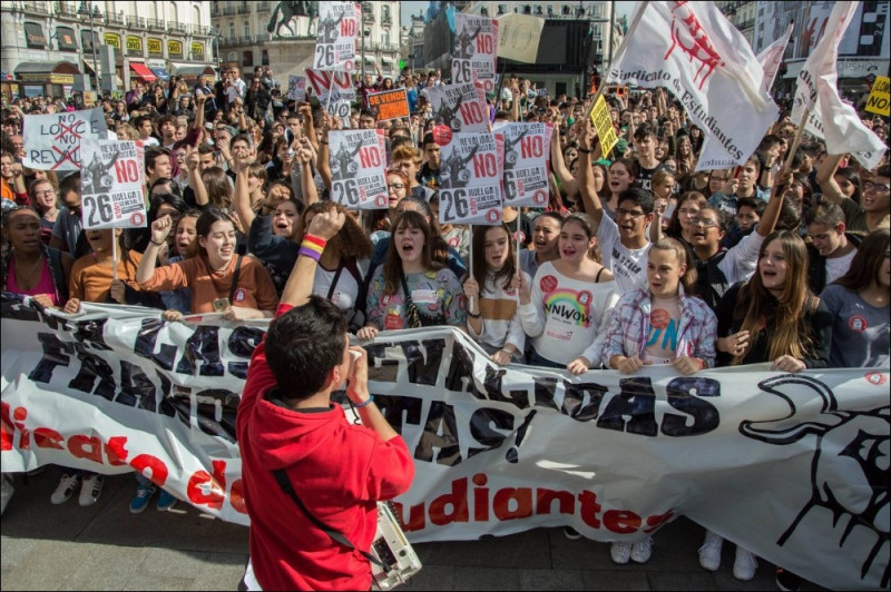 西班牙加泰隆尼亞地區學生力挺獨立公投，開始串連罷課要保護當作投票所的學校。   圖：翻攝西班牙學生組織Sindicato de Estudiantes