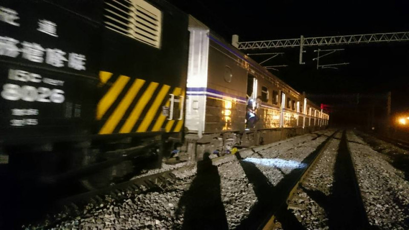 台鐵連兩日驚傳出軌意外，南上北下列車皆受影響延誤。   圖：翻攝自台鐵臉書