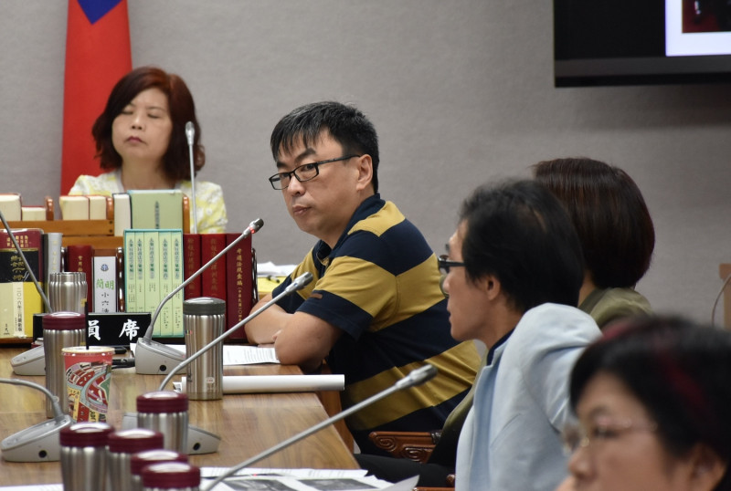 民進黨立委段宜康今（28日）對「院際調和權」質詢司法院秘書長呂太郎。   