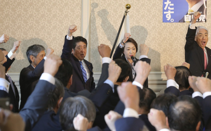 日本首相安倍晉三（圖中）9月28日上午在官邸出席內閣會議，之後正式解散眾議院，為提前大選鋪路。   圖 :  達志影像/ 美聯社