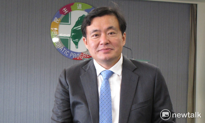 民進黨秘書長洪耀福28日說明，尋求連任的地方首長，選對會計畫於11月底前完成提名。   圖：林朝億/攝