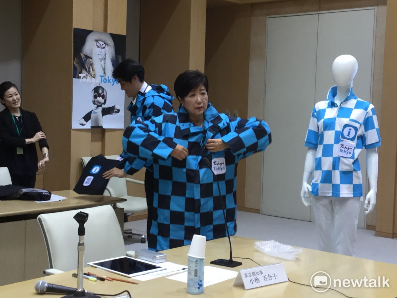 小池還想積極宣傳東京奧運，身穿東京都的觀光嚮導員新制服來宣傳，但她也表示如果國會有變化的，也將可能辭去東京都知事。   圖：劉黎兒/攝