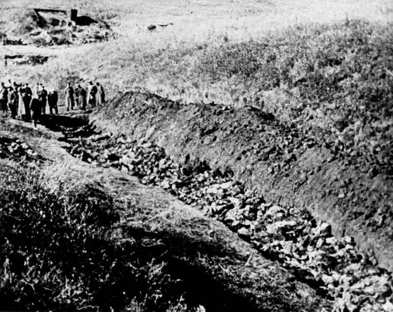 1944年在烏克蘭基輔郊區的Babi Yar山溝，發現1444具在納粹大屠殺中遇害的平民屍體，兇手指向德國納粹黨衞軍特別行動隊。   圖：達志影像/ 美聯社