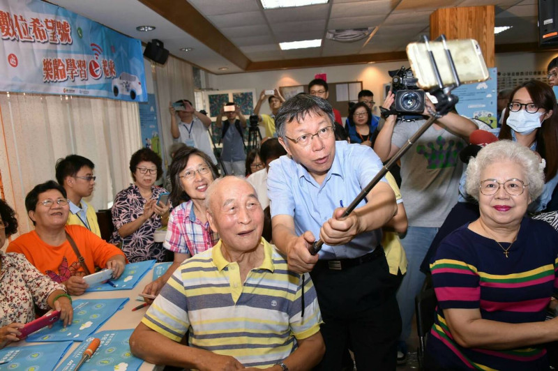 台北市長柯文哲與長者自拍。   圖：台北市政府 / 提供