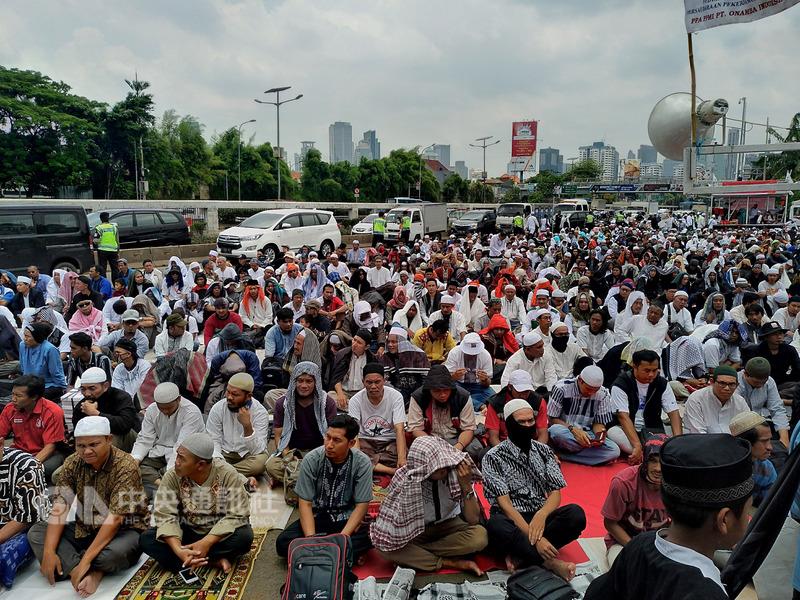 印尼若干穆斯林團體29日前往國會前靜坐，反對政府實行解散激進團體的條例，以及抗議印尼共產黨有捲土重來的跡象。   圖 : 中央社
