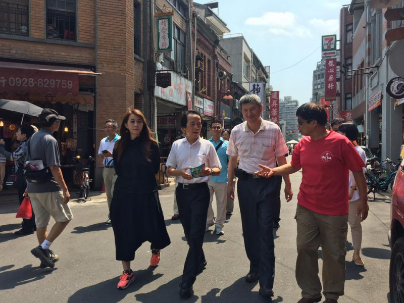台北市副市長林欽榮在本月17日曾到迪化街人行徒步區視察，並與在地商家和地方發展團體會談。   圖﹔取自林欽榮臉書