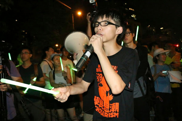 黃之鋒（中）與其他香港學運領袖參佔中行動，被判入獄，日前他在英國媒體撰文，稱自己無悔參加雨傘運動。      圖：新頭殼資料照片