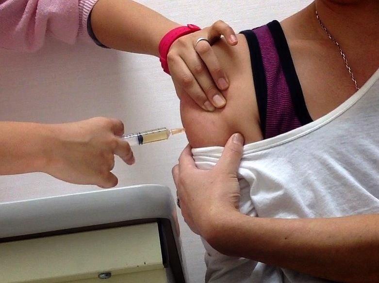 高雄市國中公費流感疫苗將於12月3日起恢復集中接種作業。   圖：新頭殼資料照片