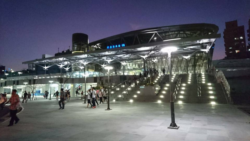 基隆火車站南廣場完工，夜晚點燈後，整體看起來明亮、乾淨。   圖：基隆市政府 / 提供