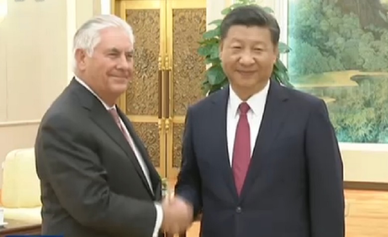 美國國務卿提勒森今（30）日抵達北京會見中國國家主席習近平，為美國總統川普11月訪中鋪路。   圖：翻攝CCTV
