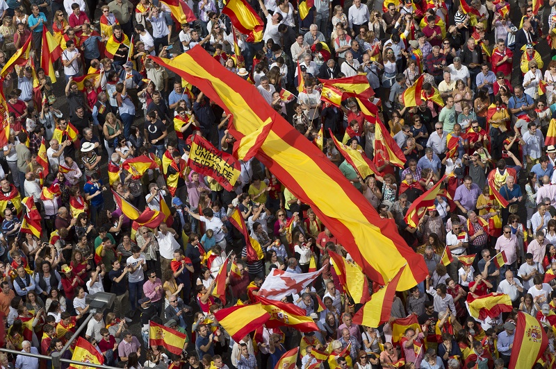西班牙首都馬德里今(30)日有數千人走上街頭，表態支持國土統一，反對加泰隆尼亞自治區10月1日舉行獨立公投。   圖：達志影像/美聯社