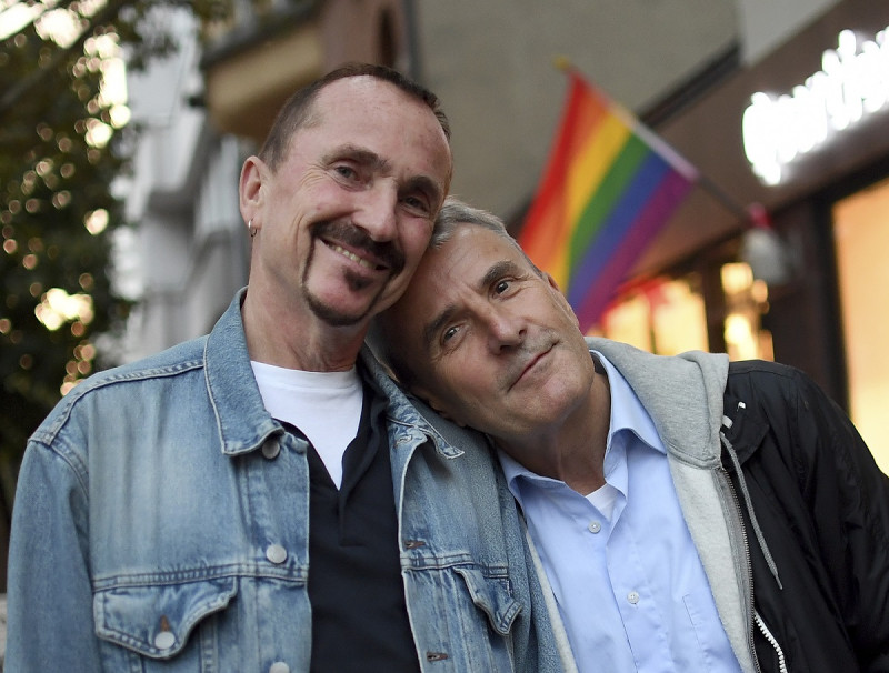 德國成為全球第23個同性婚姻合法化的國家，愛情長跑38年的男同性戀情侶克萊勒，搶先結為連理。   圖: 達志影像 /美聯社