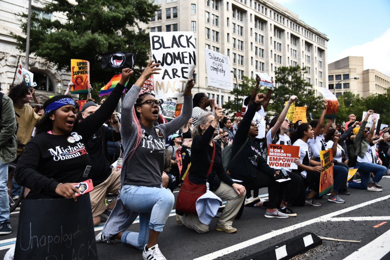 全美種族關係緊張，千人走上街頭抗議。   翻攝自Alejandro Alvarez推特